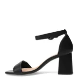 Sandalias de cuero negro con taco cuadrado medio, puntera abierta y tira con hebilla ajustable en el tobillo. Presenta una placa metálica decorativa en la tira delantera.