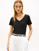 Remera Tommy Hilfiger de corte regular, color negro, con escote en V y mangas cortas. Confeccionada en mezcla de lino y algodón, presenta un diseño clásico y versátil con logo bordado en la manga.