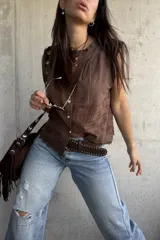 Musculosa marrón de broderie con cierre frontal de botones, cuello redondo y detalles de encaje en las sisas.