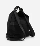 Bolso tipo hobo convertible a mochila, color negro, confeccionado en poliéster. Cuenta con cierre principal, bolsillo externo frontal y correas ajustables de cinta gross.