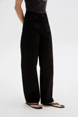 Pantalón jean negro de tiro alto y corte recto.