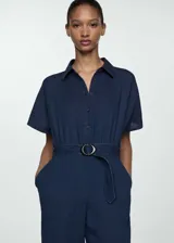 Mono azul de bambula con cuello camisero, manga corta, cinturón ajustable y cierre frontal con botones.