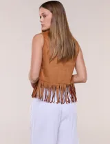 Blusa sin mangas de gamuza sintética marrón, con cuello redondo y diseño recto. Presenta detalles de perforaciones con patrones circulares en la parte frontal y flecos largos en el ruedo.