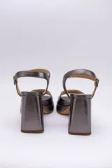 Sandalias rojas de cuero con plataforma y taco cuadrado.