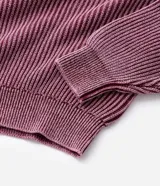 Suéter de punto pesado con textura acanalada, cuello redondo y mangas largas con diseño raglán. Presenta acabados acanalados en cuello, puños y ruedo.