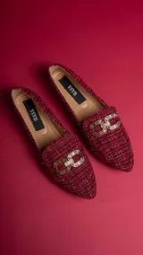 Chatitas negras de paño con aplique metálico dorado.