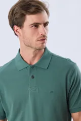Remera polo de piqué de algodón color azul, de manga corta, con cuello camisero, cierre frontal de dos botones y pequeño logo bordado en el pecho.