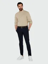 Camisa de manga larga Boss, color beige, con cuello abotonado y cierre frontal de botones.