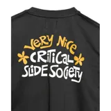 Buzo de cuello redondo en color negro, con diseño de estampa gráfica pequeña en el pecho que incluye texto y flores amarillas.