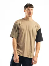 Remera de corte amplio, color beige con manga corta negra en contraste.