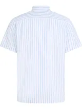 Camisa de manga corta Tommy Hilfiger, confeccionada en algodón BCI con tejido seersucker a rayas blancas y celestes. Tiene cuello clásico, cierre con botones, corte regular y logo bordado en el pecho.