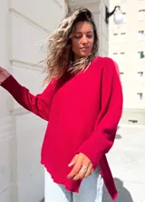 Sweater oversize de tejido de punto color bordó, con cuello redondo, costura central vertical y puños acanalados anchos. Presenta un diseño de corte holgado con aberturas laterales en el ruedo.