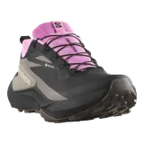 Championes de trekking Salomon Genesis Gore-Tex, color negro con detalles en rosado y gris, impermeables y con suela de alto agarre para senderismo y trail running.