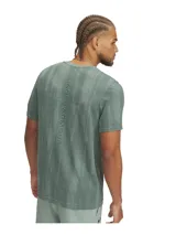 Remera deportiva Under Armour de la línea Vanish, diseñada con tecnología sin costuras para reducir la fricción. Presenta un tejido de punto suave con patrón texturizado sutil, ventilación estratégica para mayor transpirabilidad y material elástico en cuatro direcciones que absorbe el sudor y se seca rápidamente.