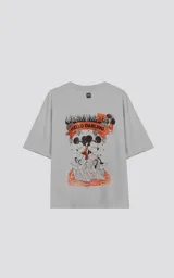 Remera de algodón premium color gris claro, corte oversize, con cuello redondo y manga corta. Presenta un estampado frontal pequeño con dos personajes de Disney (Mickey y Minnie) en llamas con el texto "THE FLAME OF LOVE".