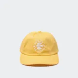 Gorro de béisbol ajustable color rosa pálido (Rebel Rose) con visera curva. Presenta un bordado frontal con un símbolo de paz estilizado rodeado por el texto "peace is possible".