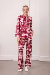 Conjunto de pijama de dos piezas, color verde menta con estampado de cuadros irregulares en blanco. Incluye camisa de manga larga con botones y pantalón largo con cintura elástica.