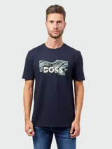 Remera de algodón de corte regular, color azul oscuro, con un estampado gráfico abstracto en tonos verde agua y blanco que incluye el logo "BOSS" en el centro.