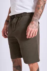 Bermuda color verde militar con cintura ajustable con cordón.