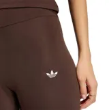 Calzas Adidas Ess Pes Tights de color marrón, con diseño ajustado y elástico, tiro alto y logotipo de la marca bordado en la pierna izquierda.