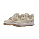 Championes Nike Air Force 1 de corte bajo, color blanco con detalles en textura de piel de serpiente en tono bronce en el swoosh lateral y en el talón.