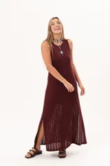 Vestido largo de tejido calado color bordó, de silueta recta, escote redondo y sin mangas, con aberturas laterales en el bajo.