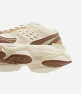 Championes estilo dad sneaker color beige, blanco y marrón, con cordones y suela alta.