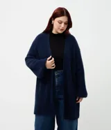Cardigan de punto largo con textura suave y peludita, de manga larga y frente abierto. Diseño versátil y cómodo, ideal para superposiciones.