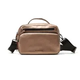 Cartera bandolera de cuero sintético color negro, con diseño rectangular, cierre superior, bolsillo frontal con cierre y manija superior. Incluye correa larga ajustable y extraíble para usar al hombro o cruzada.