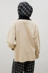 Campera de jean azul oscuro con cuello de pana en color crema. Presenta cierre frontal metálico, bolsillo con cierre en el pecho y bolsillos laterales. Diseño de corte holgado con mangas largas.