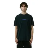 Remera de algodón color verde oscuro/negro con efecto lavado, corte holgado y estampado frontal pequeño con texto y símbolos en color azul.