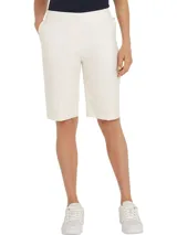 Pantalón corto blanco con cinturón de rayas horizontales rojas, blancas y negras, con hebilla metálica.