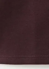 Camiseta bordó de corte clásico y manga corta, confeccionada en 100% algodón.
