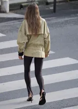 Parka oversize de algodón color verde militar, con cuello en pico, solapas con muesca, manga larga, bolsillos delanteros con solapa y cinturón ajustable del mismo tejido.
