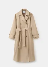 Gabardina larga color beige, de doble botonadura, con solapas amplias, mangas largas raglán, cinturón ajustable con hebilla y bolsillos laterales.