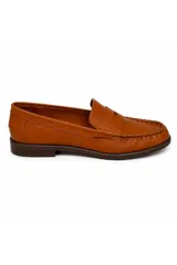 Mocasín de símil cuero color suela, de diseño clásico con costuras pespunteadas en el empeine y detalle de tira tipo antifaz.