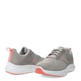 Championes deportivos de mujer en color beige, confeccionados en tejido de malla transpirable. Presentan un diseño ergonómico con cordones al tono, suela blanca con amortiguación y detalles en color coral en la suela y el logo lateral.