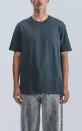Remera de manga corta con cuello redondo y calce regular, confeccionada en algodón premium. Presenta un diseño minimalista con recorte en la espalda.