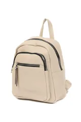 Mochila negra de cuero sintético con múltiples bolsillos con cierre y asa de mano.