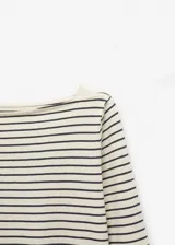 Camiseta blanca de manga larga con cuello barco.