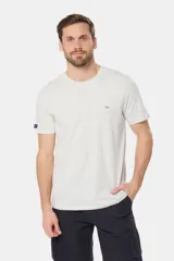 Remera básica de algodón color azul marino, de manga corta, con cuello redondo y logo bordado en el frente.