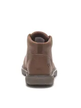 Bota de caña media Caterpillar modelo Trey 2.0, confeccionada en nubuck color marrón. Presenta cierre mediante cordones, cuello acolchado y suela de goma con entresuela de EVA para mayor confort y tracción.