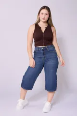 Bermuda de jean azul oscuro, corte ancho a la rodilla.