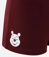 Pijama corto de dos piezas confeccionado en viscolycra. Incluye remera blanca de manga corta con cuello en V bordó, rayas en los hombros y estampa de Winnie The Pooh con el número 01 en el pecho, y short corto color bordó con cintura elastizada.