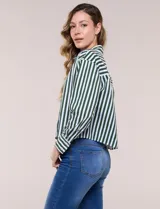 Camisa crop de manga larga con diseño de rayas verticales verdes y blancas, cuello camisero clásico y cierre frontal de botones.