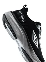 Championes de running Umbro modelo Arlow, color negro con suela gris y detalles plateados.