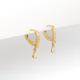 Par de aros dorados tipo argolla con cristales claros en el frente y dije colgante de cristal en forma de lágrima.