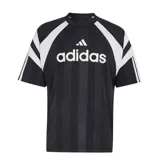Remera deportiva Adidas modelo M Tiro Jrsy, color negro con detalles en blanco. Presenta rayas verticales sutiles, diseño de bloques en los hombros e inscripción grande de la marca en el pecho.