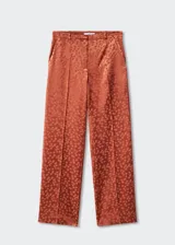 Pantalon de tiro alto con diseño recto, confeccionado en tejido satinado fluido con estampado de topos. Cuenta con trabillas en la cintura, dos bolsillos laterales y cierre oculto de botón, gancho y cremallera.