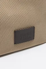 Bolso shopper de estructura blanda confeccionado en tejido de malla técnica negra. Cuenta con doble asa de hombro, cierre mediante cordón ajustable y etiqueta frontal con el logo de la marca Bimba y Lola.